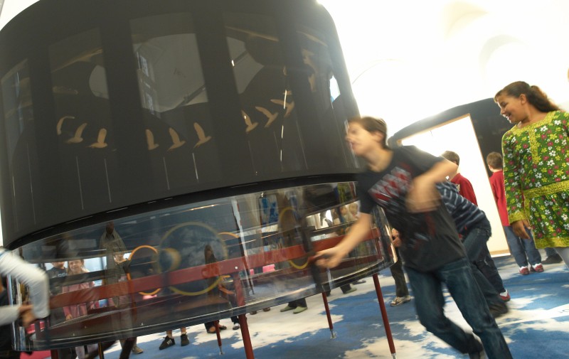 ZOOM Ausstellung „Es fliegt, es fliegt“ 1