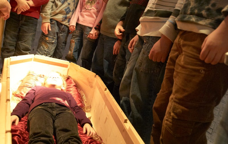 ZOOM Ausstellung „Erzähl mir was vom Tod“ 3